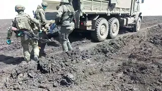 Русские солдаты под огнем ВСУ вывели тела погибших бойцов ВСУ в наш тыл