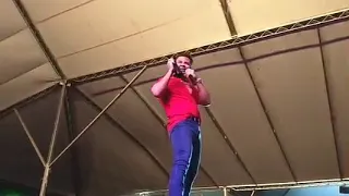 EDUARDO COSTA PEGA A CALCINHA DA SUA FÃ E SE DIVERTE (SHOW EM VITORIA DA CONQUISTA)