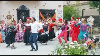 Bailando Sevillanas y Rumbas en Granada en el día de la Cruz con Andrés Gimenez .Cecilia Pérez lópez