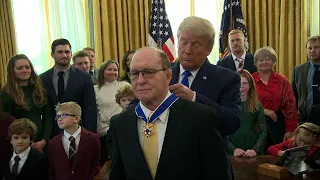 Trump honors legendary Iowa wrestler Dan Gable