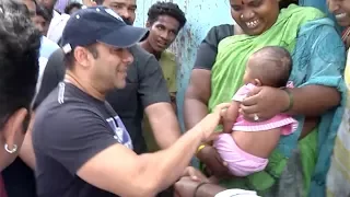 Salman Khan Playing With Poor Slum Kid Will Prove He is Real Bhaijaan