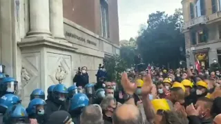 Die Polizei in Italien nimmt die Helme ab. Solidarität?