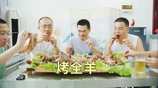 【食味阿远】朋友做东弄了只羊来，阿远烤的金黄酥脆，滋滋冒油，小业：吃顶了 | Shi Wei A Yuan