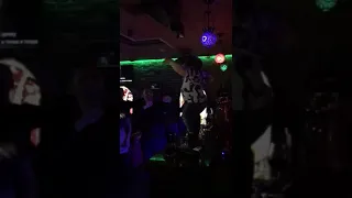 О боже какой мужчина, карлик танцует на баре