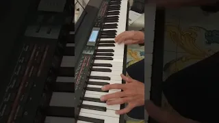 Agostino Izzo al pianoforte Thomann 5600