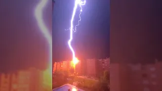 Tres rayos impactan sobre un edificio de viviendas en Vicálvaro