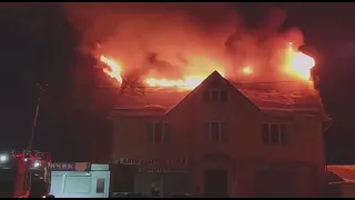 Пламя видно со всего района, в Новомосковске горит СТО
