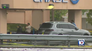 Man kills woman, child outside Miami-Dade Chase bank before turning gun on himself