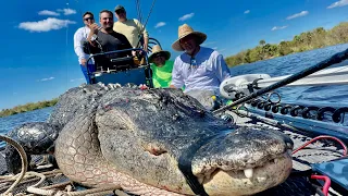 MEGA GIANT Florida Gator Caught on PUBLIC LAND! (Gator Attacks Boat!) *Man Eater GONE From Lake!*