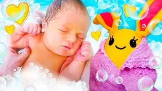 Bath time with Lucky! Kids pretend to play babysitter with toys for kids. Family fun videos for kids