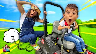 Matteo and Gabriella Feed the Animals at the Farm | DeeDee Funny Story For Kids