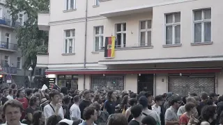 Revolutionäre 1. Mai Demo Berlin: Typ mit Deutschlandfahne bekommt Knaller in die Fresse Sonnenallee