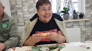 Бабушка первый раз пробует устрицы 🦪 ей понравилось