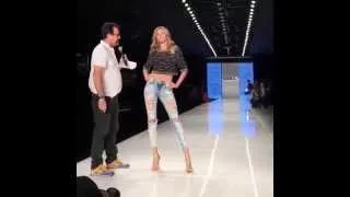 Gisele Bündchen ensaiando para seu último desfile