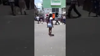 GIRL FIGHT IN THE CARIBBEAN (ST. VINCENT) WEAPON DRAWN😲