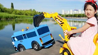 Boram monte sur de petites voitures pour les enfants