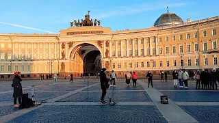 Музыкант Евгений Морган на Дворцовой площади исполняет попурри известных песен и туристы из Липецка