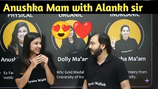 Most beautiful Moment Anushka Mam with physics Wallah 😍