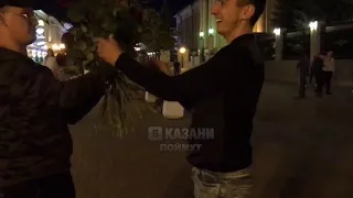 Парни дарят цветы девушкам на Баумана