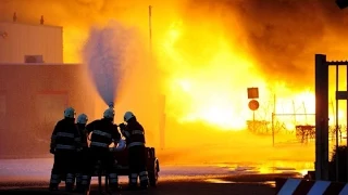 Ужасный Пожар на нефтебазе под Киевом, унесший жизни четырех человек, до сих пор не потушен