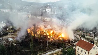 Последствия крупного пожара в деревянном многоквартирном доме в Инкермане ликвидирует МЧС России