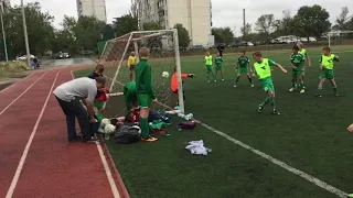 Юный вратарь делится опытом. Защита помогает и ошибается  Goalkeeper to sharre experiences.