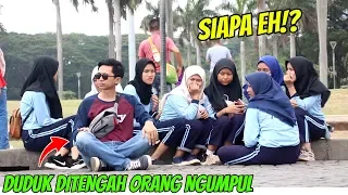 DUDUK DITENGAH-TENGAH ORANG LAGI NGUMPUL