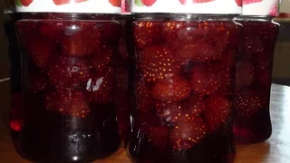 Девочки варим клубничное варенье. Girls cook strawberry jam