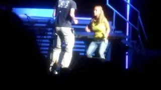 Anastacia dancing with person from crowd