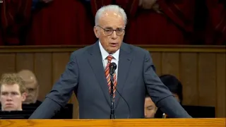 Pastor John MacArthur Reads Matthew 27:27-54 With Special Message From Los Angeles Police Department