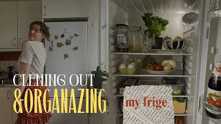 Clean my fridge out with me :)