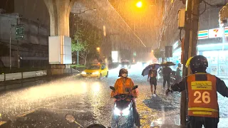 4K HDR 🇹🇭Walking Heavy Rain Thunder Storm in Bangkok / เดินกลางคืนฝนตก Thailand