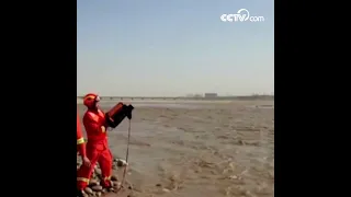 Tourist rescued from flooded river| CCTV English