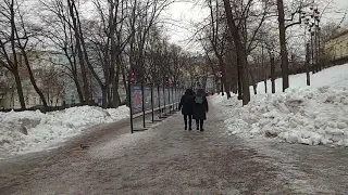 Москва. М. Кропоткинская. Гоголевский бульвар. Памятник М. Шолохову.