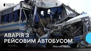 Автобус на Волині в'їхав у причіп вантажівки. Одна з травмованих – у важкому стані