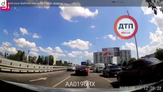Видео момента автотрощщи: "Сегодня в 12 дня на кругу (Гната Юры, Борщаговка) я двигался в среднем ря