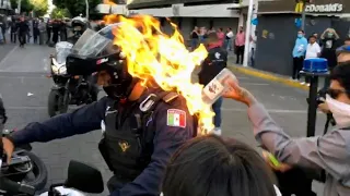 Ausschreitungen in Mexiko: Demonstrant setzt Polizisten in Flammen