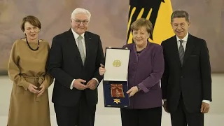 Hat Angela Merkel einen Orden verdient? 8 Tweets zur Auszeichnung für die Ex-Kanzlerin