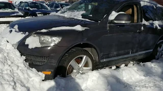 Some guy piled snow in front of a vw touareg