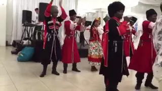 Афроамериканцы поют по Армянский
