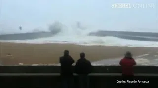 Welle in Portugal: Schaulustige flüchten vor Wassermassen | DER SPIEGEL