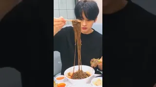 The noodles won't let Lee Know eat in peace 😆