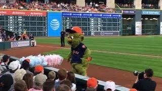 Astros mascot Orbit has fun with cotton candy vendor