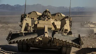 Штурмовая машина разминирования M1150: как она помогает морпехам прорываться через минные поля