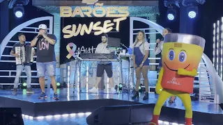 Mascote Arell dançando na LIVE BARÕES SUNSET | Os Barões da Pisadinha & Léo Santana