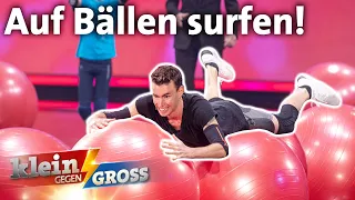 Über 20 Gymnastikbälle surfen? 😂 | Klein gegen Groß