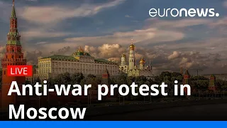 Anti-war protesters demonstrate in Moscow