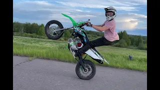 ИДЕАЛЬНЫЙ СТАНТ/КОНКУРЕНТ WIGHT HIGGA?/YCF BIGY 150MX #supermoto #stunt #moto