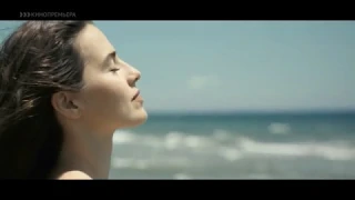 Melia Kreiling, feet, sand and waves in Committed (2014) / "Обручённые обречённые"