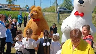 К двум выпускникам Артемовской школы пришли в гости два медведя